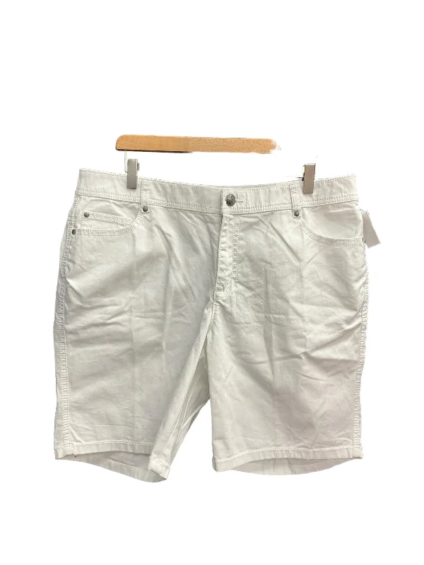 women's trendy shortsWhite Shorts Cj Banks, Size 18